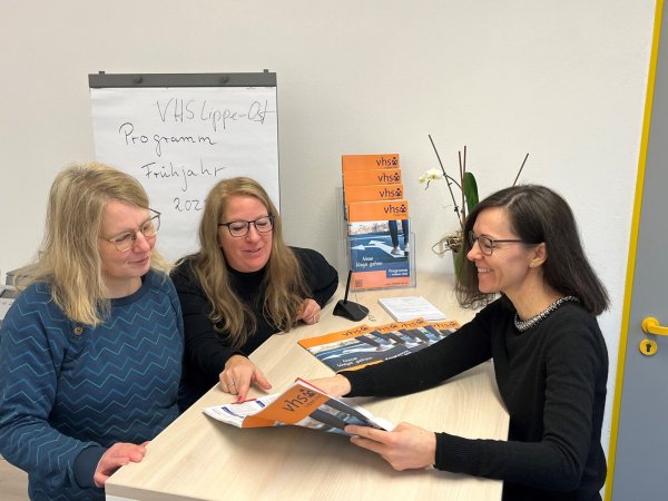 Nicole Marx, Anja Wittfeld und Yvonne Wagner-Brigant (von links) von der VHS Lippe-Ost freuen sich über das neue Programmheft. - © VHS Lippe-Ost