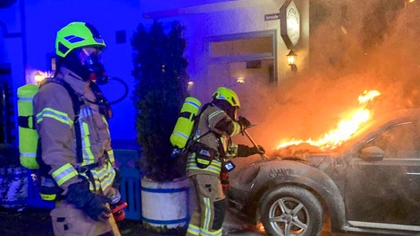Die Feuerwehr löscht das brennden Auto auf dem Hof eines Imbiss an der Hornschen Straße. - © Feuerwehr Detmold