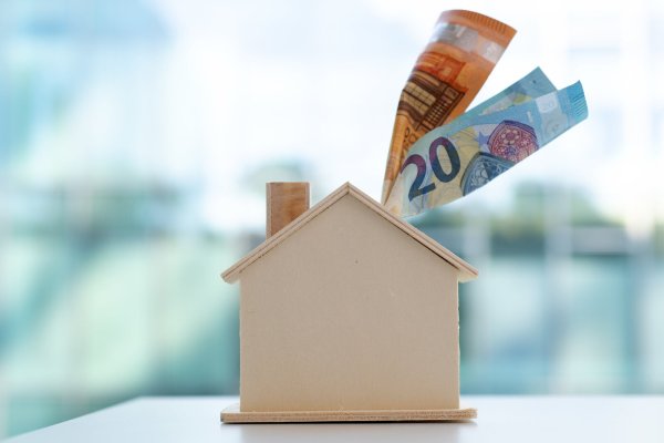 Die Finanzierung ist bei Immobilienkäufen eine große Herausforderung für Interessenten. - © Andrea Warnecke/dpa