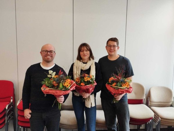 Felix Rullmann (links) gibt den Vorsitz der Kreis-Jusos an Lena Obermann (Mitte) ab. Torsten Rauch bleibt Stellvertreter. - © Jusos Lippe