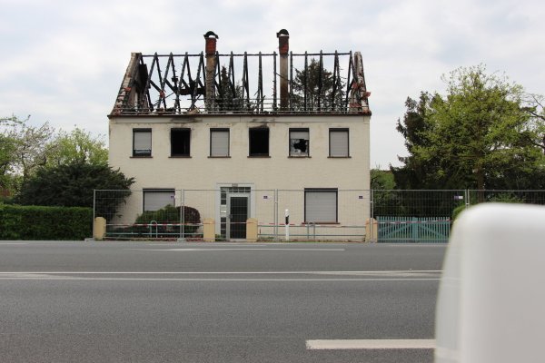 Das Foto ist ein Archivbild. Die Ruine des Brandhauses steht aber weiterhin unberüht da. Das wird sich auch wohl zunächst nicht ändern. - © Janet König
