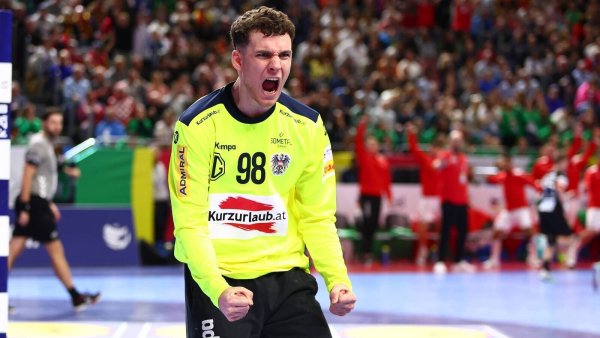 Österreichs Torwart Constantin Möstl, bei der EM in überragender Form, bringt die deutschen Angreifer mit seinen Paraden zur Verzweiflung. - © IMAGO/Eibner
