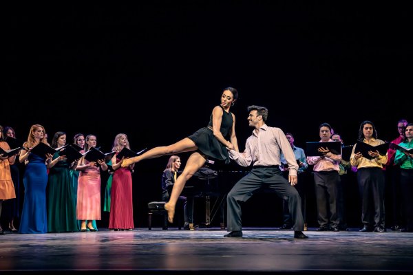 Mirea Mauriello und Leony Rafael Boni (vorne) performen mit dem Opernchor des Landestheaters Detmold und dem Extra-Chor. Robert Lillinger spielt das Klavier. - © Landestheater Detmold / Marc Lontzek