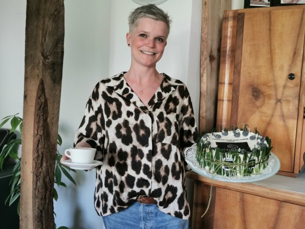 Serviert ab Juli Kaffee, Kuchen und Wein in Alverdissen: Sarah Schalofsky, hier mit einer herzhaften Torte, die sie zu ihrem letzten Arbeitstag als Angestellte geschenkt bekam. - © Sylvia Frevert