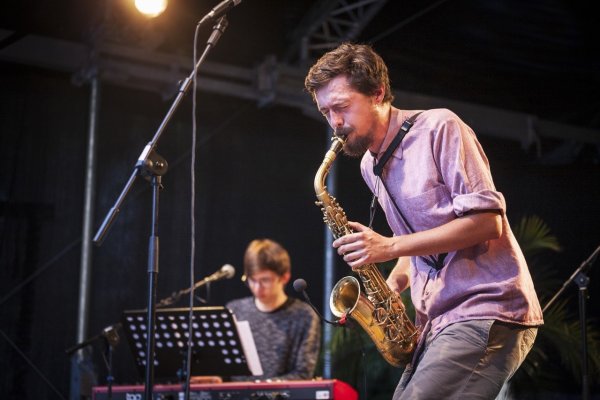 Georg N. Schmitt ist in Lippe durch seine Auftritte mit seiner Band "Hans im Glück" und als Saxophonist bei der Sebastian Müller Band bekannt. Jetzt ist er solo aufgetreten - auf der Studiobühne der neuen Pro7-Sendung "FameMaker". - © Archivfoto: Laurenz Tegethoff