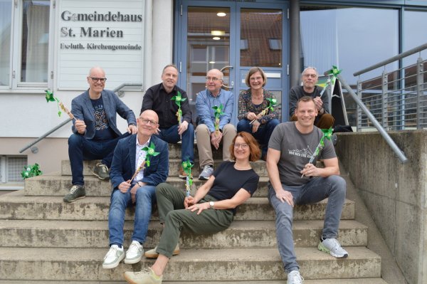Blicken optimistisch in die Zukunft: Dr. Burkhard Pohl, Oliver Drexhage, Peter Roski, Antje Jahn, Nils Donat (obere Reihe, von links) sowie Detlef Höltke, Johanna Schlotthauer, Christian Fietzeck (vorne, von links). - © Grüne Lemgo