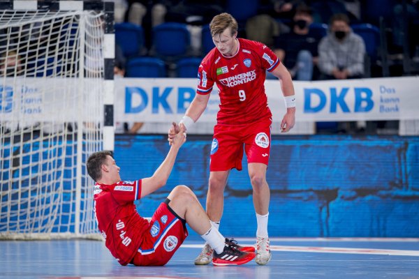 Keine Zeit, um lange traurig zu sein. Jonathan Carlsbogård (rechts) hilft Frederik Simak nach der 19:32-Klatsche beim THW Kiel wieder auf die Beine. Foto: Sascha Klahn - © saschaklahn.com