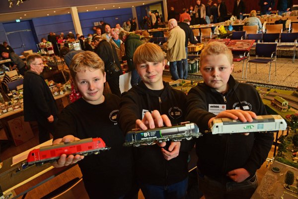 Mats Schmidt, Lucas Gores und Jannis von Boehm bauen regelmäßig in der Jugendgruppe der Eisenbahnfreunde Lippe. - © Nicole Ellerbrake