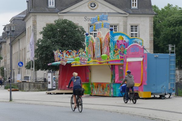 Auf dem Theaterplatz dürfen drei Beschicker ihre Buden öffnen. Bis Ende Oktober hat die Stadt ihnen dafür die Genehmigung erteilt. - © Jost Wolf
