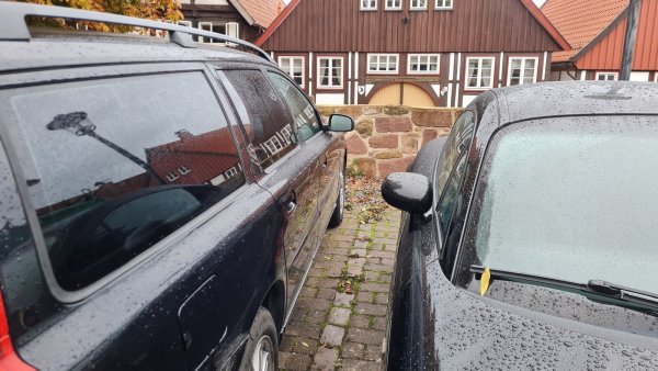 Parken für Schlanke: Ohne den Lack zu beschädigen, dürfte der Fahrer seine liebe Mühe und Not haben, wenn er das nächste Mal ins Auto steigen möchte. - © Marianne Schwarzer