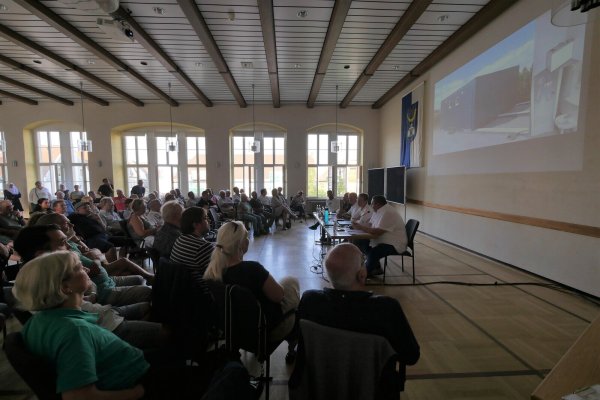 Etwa 60 Horn-Bad Meinberger informierten sich im Ratssaal über die von der Stadtverwaltung für die Tillestraße vorgeschlagenen Wohncontainer für Flüchtlinge. - © Jost Wolf