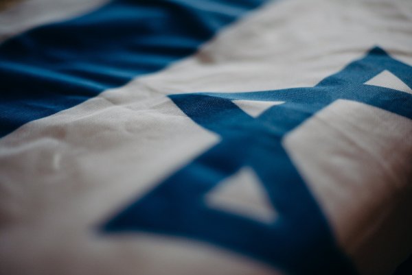 Die vor dem Rathaus gehisste israelische Flagge haben Unbekannte in der Nacht von Mittwoch auf Donnerstag abgerissen. - © Pexels/cottonbro studio
