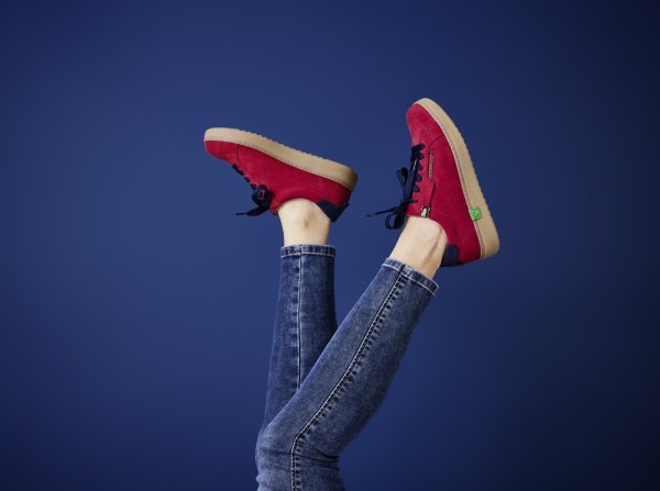 Eine bewusste Kombination von kontrastreichen und gegensätzlichen Farben und Materialien sollen die veganen Schuhe der Marke Jana ausmachen. - © Jana Shoes