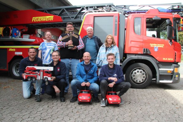 Jetzt fehlt nur noch gutes Wetter: Aufs Hörnchenfest freuen sich (vorne von links) Jan Strüßmann und Olaf Biere (Feuerwehr), Andreas Husemann und Moritz Vogel (Autohaus Husemann) sowie (hinten von links) Martin Postert (DJ), Sebastian Delius (Hermannshof) mit dem Table-Soccer-Pokal, Bianca Kompalla (IHG/Integrationsrat) sowie Manfred Hütte (IHG). - © Dieter Asbrock