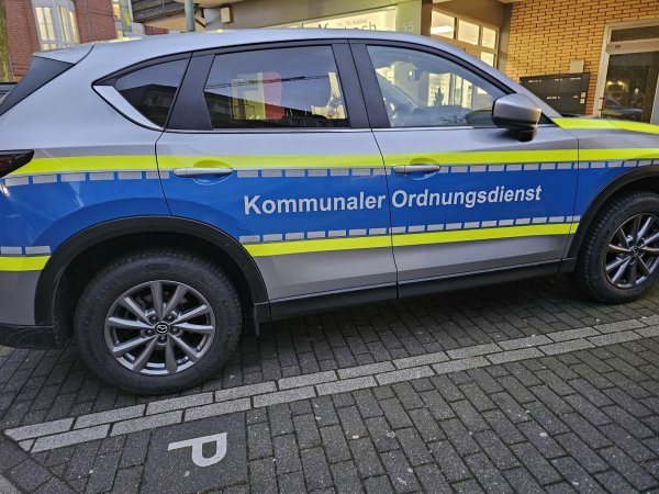 Der Kommunale Ordnungsdienst ist auch in Lages Kernstadt regelmäßig unterwegs. Nach Dienstschluss werden die Anrufe nach Detmold umgeleitet, die Einsätze werden dort koordiniert. - © Astrid Sewing