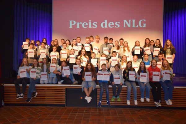 Zahlreiche Gymnasiastinnen und Gymnasiasten sind am Ende des Schuljahres für besondere Leistungen ausgezeichnet worden. Am Ende kommen alle für ein Gesamtfoto zusammen. - © Karin Prignitz