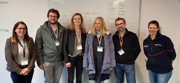 Vertreter der VHS besuchen einen Kurs in der Notunterkunft Lage: (von links) Elif Özgür (Kursleitung), Niklas Christen, Kerstin Sack, Ellen Brückner (alle VHS Landesverband NRW), Nikolay Dimitrov (VHS Lippe-West), Johanna Neugebauer (Malteser). - © Malteser