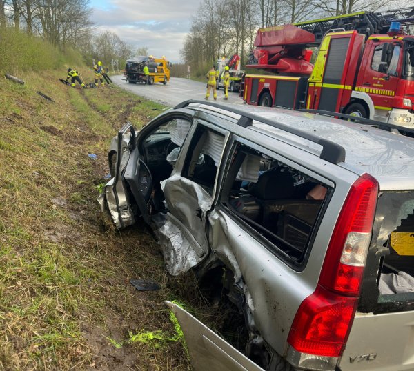 Zu einem schweren Verkehrsunfall auf dem Nordring ist die Feuerwehr am Donnerstagnachmittag gerufen worden. - © Feuerwehr Detmold/C.Rieks