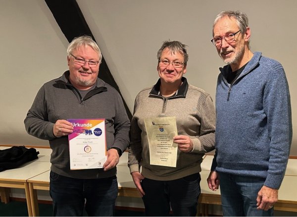 Reinhold Rieger (rechts), Vorsitzender des Kalletaler Bürgerbusvereins, ehrt Volker Preuß (links) für 35 Jahre als ehrenamtlicher Fahrer und Andreas Schmid für 10 Jahre. - © Bürgerbusverein