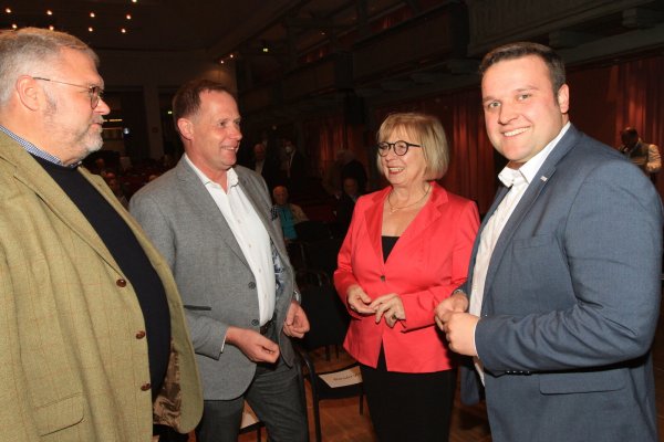 Der neue CDU-Kreisvorstand: Der Kalletaler Lars-Wilhelm Brakhage (rechts) mit seinen Stellvertretern Jan Wisomiersky (Detmold), Klaus Hansen (Lage) und Ursula Holstein (Lügde, von links) - © Martin Hostert