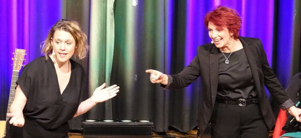 Annika Auweiler (li.) und Dagmar Schönleber auf den Spuren von Deichkinds "Bück dich hoch". - © Axel Bürger