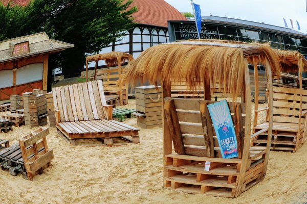 Die letzten Handgriffe für die Beach-Bar werden noch getan, dann kann die Außengastronomie am Freitag eröffnen. - © Yvonne Glandien