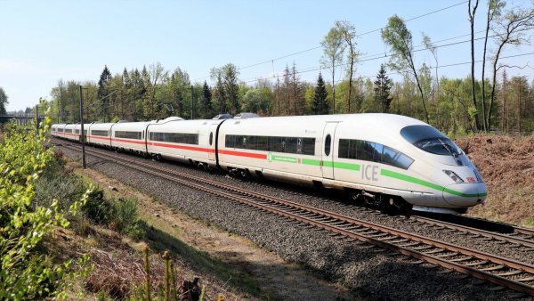 Ein ICE 3 der Baureihe 403 ist bei Altenbeken unterwegs. Fahren künftig Schnellzüge mit bis zu Tempo 300 auf Bad Salzufler Gebiet? Ein wichtiger Zwischenschritt zur Beantwortung dieser kontroversen Frage ist in einigen Wochen mit der Veröffentlichung von Trassenalternativen zu erwarten. - © Deutsche Bahn AG / Wolfgang Klee