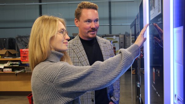 Anna Christin Visser (32) und ihr Bruder Jan Visser sind mit dem Familienunternehmen aufgewachsen. Bereits in den 1960er Jahren hat die Firma Bredehorst die ersten Getränke- und Snackautomaten aufgestellt. - © Janet König