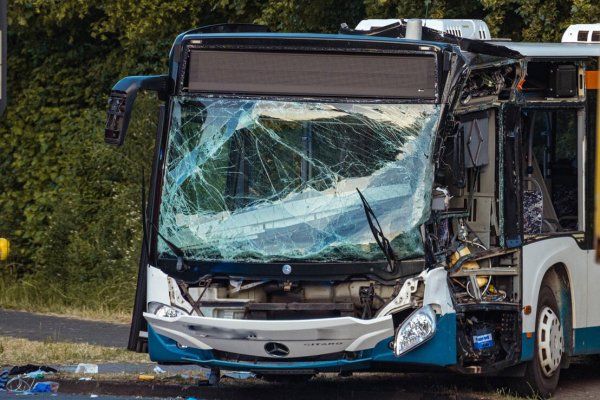 Die Front des Busses wurde eingedrückt. - © Freitag TV