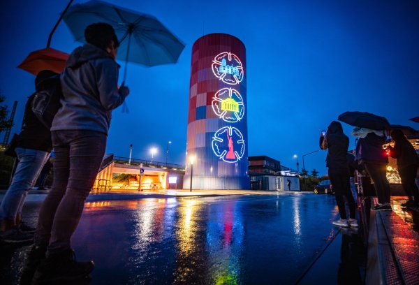Detmolder Sehenswürdigkeiten und andere Motive werden jeden Abend bis 22 Uhr auf den Wärmespeicherturm projiziert. Studenten der TH OWL haben sie entworfen. - © Mike-Dennis Müller