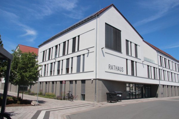 Die Stadt Lage hat ein modernes Rathaus, es ist für Menschen mit Beeinträchtigungen barrierefrei. - © Cordula Gröne