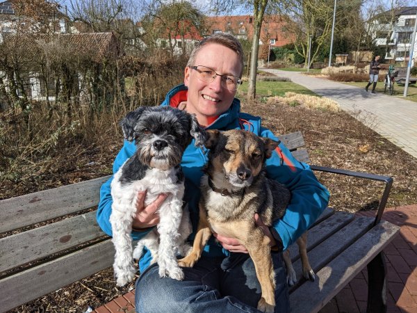 Für Suzanne Schröder-Jez erfüllt sich ein Traum vom Leben am Meer. Mit dabei Mini-Malteser Stinki (l.) und Mischlingsrüde Eddi. - © Anja Hanneforth