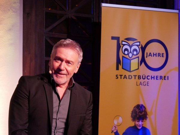 Bestsellerautor Arno Strobel liest im Lagenser Technikum aus seinem brandaktuellen Krimi "Stimme der Angst" und kommt mit dem Publikum ins Gespräch. - © Thomas Krügler