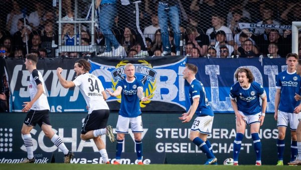 Schon wieder hat der SC Verl nach einer Eckball-Variante zugeschlagen. Während Fynn Otto die Faust ballt, sagt die Körpersprache der Arminen alles. - © Sarah Jonek