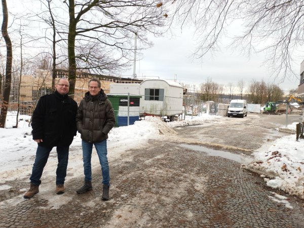 Arne Brand (links) und Uwe Acker blicken trotz Baustelle auf ein veranstaltungsvolles Jahr 2024 am Hermannsdenkmal. - © LVL