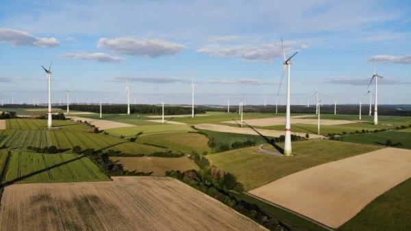 Die Zahl der Windkraftanlagen in Ostwestfalen-Lippe, wie hier im Kreis Paderborn, soll weiter wachsen. - © Jens Reddeker