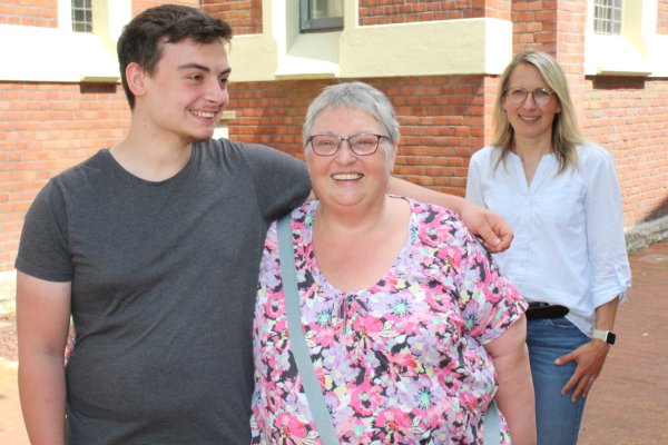 Florian Beger und seine Oma Anja Beger sind ein starkes Team geworden. Nicole Grotebrune (im Hintergrund) vom Pflegekinderdienst der Stadt Lage begleitet die beiden seit mehr 15 Jahren. - © Sandra Castrup