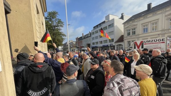 Vor und im Gebäude blockieren Anhänger von Tim Kellner beim ersten Prozess im Herbst 2023 den Zugang zu den Detmolder Justizgebäuden. - © Silke Buhrmester