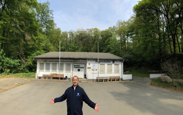 Was passiert hier im Sommer? Sascha Ruge, Vorsitzender der Schützengesellschaft Bad Salzuflen, hofft, dass es 2020 am Schießstand auf dem Obernberg wenigstens zu einem kleinen Fest, einen sogenannten Ausmarsch, kommen kann. - © Thomas Reineke