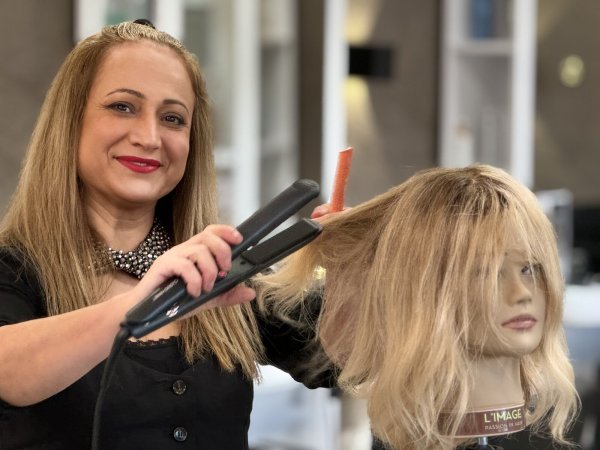 Friseurmeisterin Kolbarin Derbas kann es kaum erwarten, ihr Können bei der New York Fashion Week unter Beweis zu stellen. - © Sandra Castrup