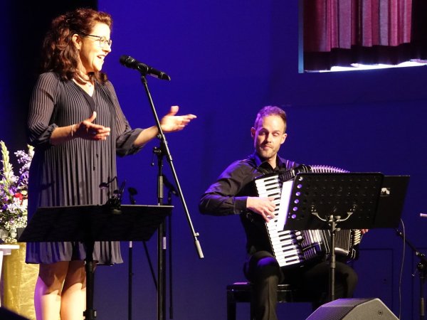 Ulrike Wahren sang aus der Welt von Edith Piaf. Rechts: Kaiserslautern-Fan Matthias Bender am Akkordeon, der für den Abend in Detmold sogar auf das DFB-Pokalendspiel verzichtete. - © Axel Bürger