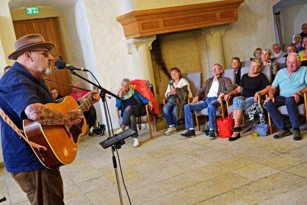 Cool mit Brille: Pete Alderton unterhielt sein Publikum bei "Musik an der Mauer" aufs Beste - auch wenn das Konzert in die Burg verlegt werden musste. - © Nicole Ellerbrake