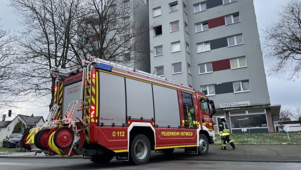 Ein Zimmerbrand in einem Hochhaus an der Potsdamer Straße hat die Detmolder Feuerwehr am Dienstagmorgen beschäftigt. - © Freitag TV