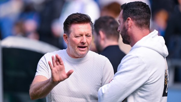Fünf Minuten Nachspielzeit? Arminia-Trainer Mitch Kniat (r.) und Hannovers Christian Titz tauschen sich aus. - © Teresa Kröger