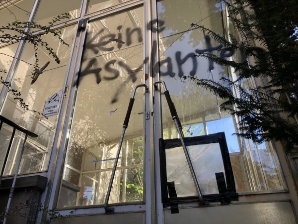 Auf die Türe des Eingangs vom Fürstenhof ist „Keine Asylanten“ gesprüht worden. Danach wurde laut Polizei ein Brandsatz in das Gebäude geworfen. Die Ermittler gehen von einem rechtsextremen Hintergrund der Tat aus. Foto: Sven Kienscherf(LZ) - © Sven Kienscherf(LZ)