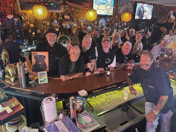 Thomas Gronemeier (links) mit seinem Harley-Davidson-Fanclub in der Stammkneipe der Biker, im "Micky's" in Fort Lauderdale (Florida). - © Thomas Reineke