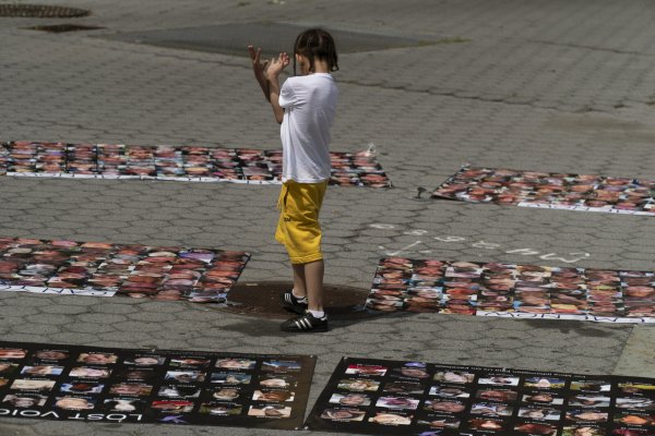 Juni 2022 in New York: Mit Fotos von Opfern wollen Aktivisten auf die Fentanyl-Krise in den USA aufmerksam machen. - © picture alliance / ZUMAPRESS.com