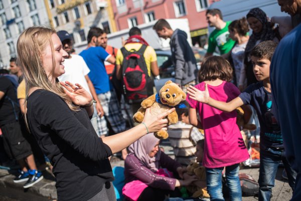 Solche Bilder wie 2015 in München, als eine Mitarbeiterin der Bürgerinitiative Flüchtlingshilfe München am Hauptbahnhof Stofftiere an Flüchtlingskinderverteilte, sind wohl heute die Ausnahme: Vielen Flüchtlingen weht ein kälterer Wind entgegen. - © Verfügbar für Kunden mit Rechnungsadresse in Deutschland.
