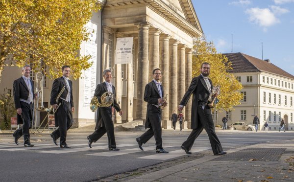 „Symphonic Brass goes Opera!“: Felix Beno (Trompete), Daniel Konttori (Trompete), Manuel Morgenthaler (Bass- und Kontrabassposaune), Akiko Watanabe (Posaune) und Lauren Whitehead (Horn) konzertieren in Bergkirchen. - © Landestheater Detmold