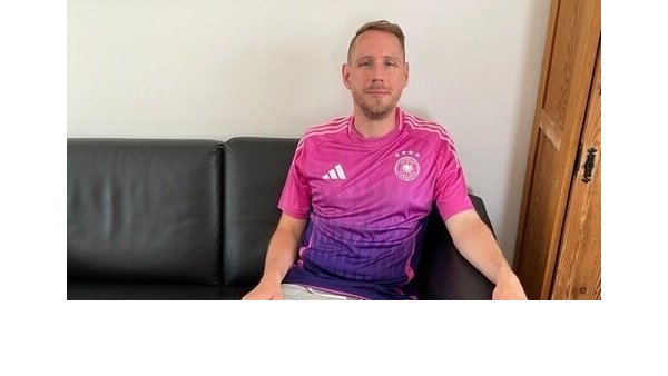 Tim Hosch verfolgt die Deutschland-Spiele mit einem DFB-Trikot. - © Tim Hosch